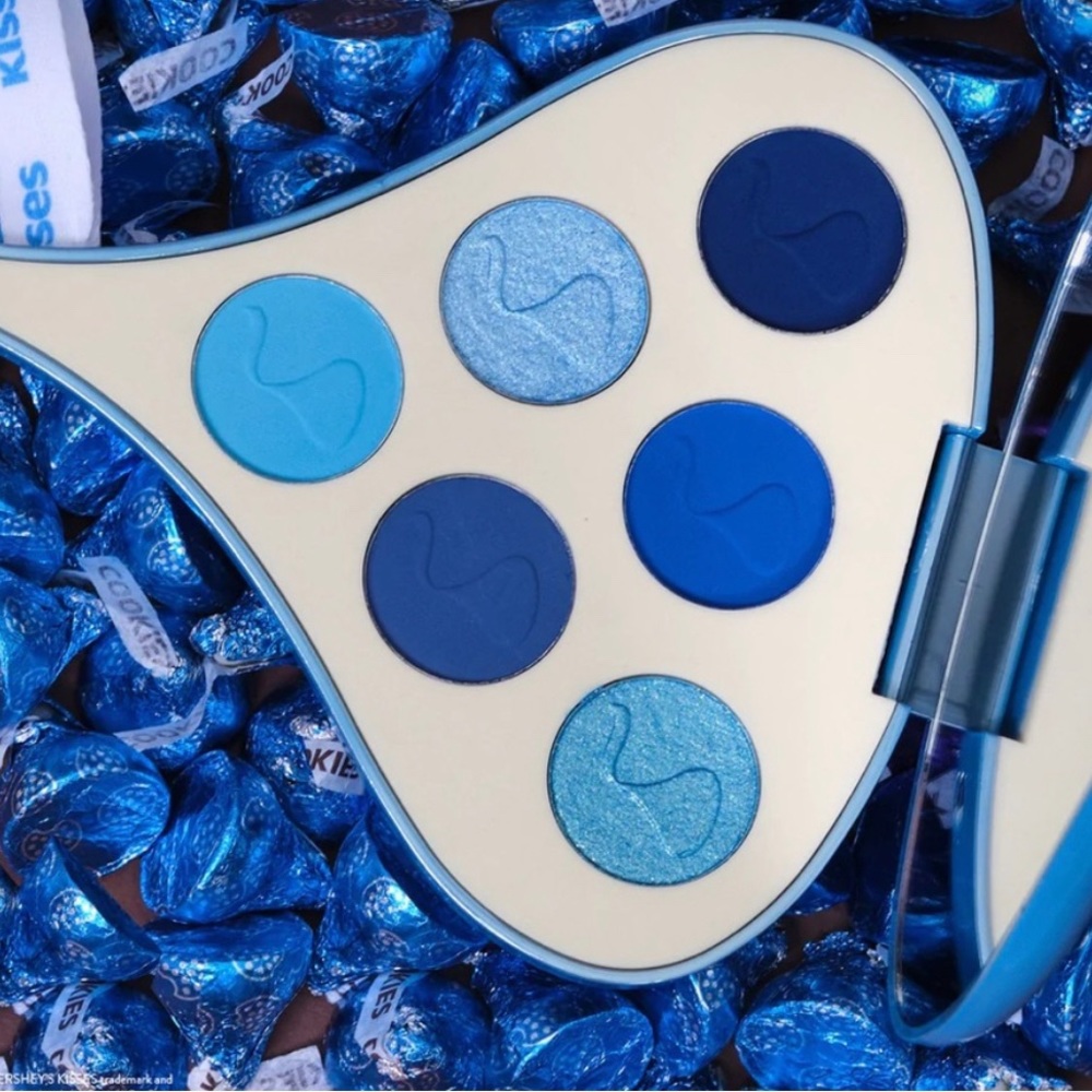 Get an eye shadow look as smooth HERSHEY'S KISSES